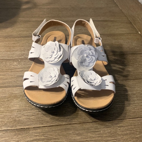 CLARKS - Genuine Leather Leisa Claytin Sandals - Size 9 W - Picture 3 of 6